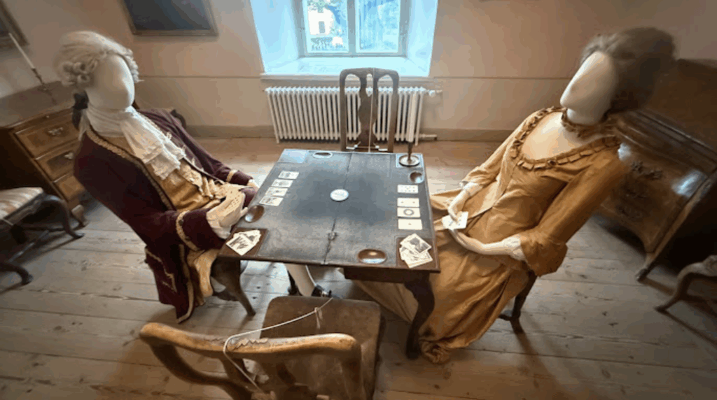 Vid spelbordet: interiör på Ehrensvärdmuseet.