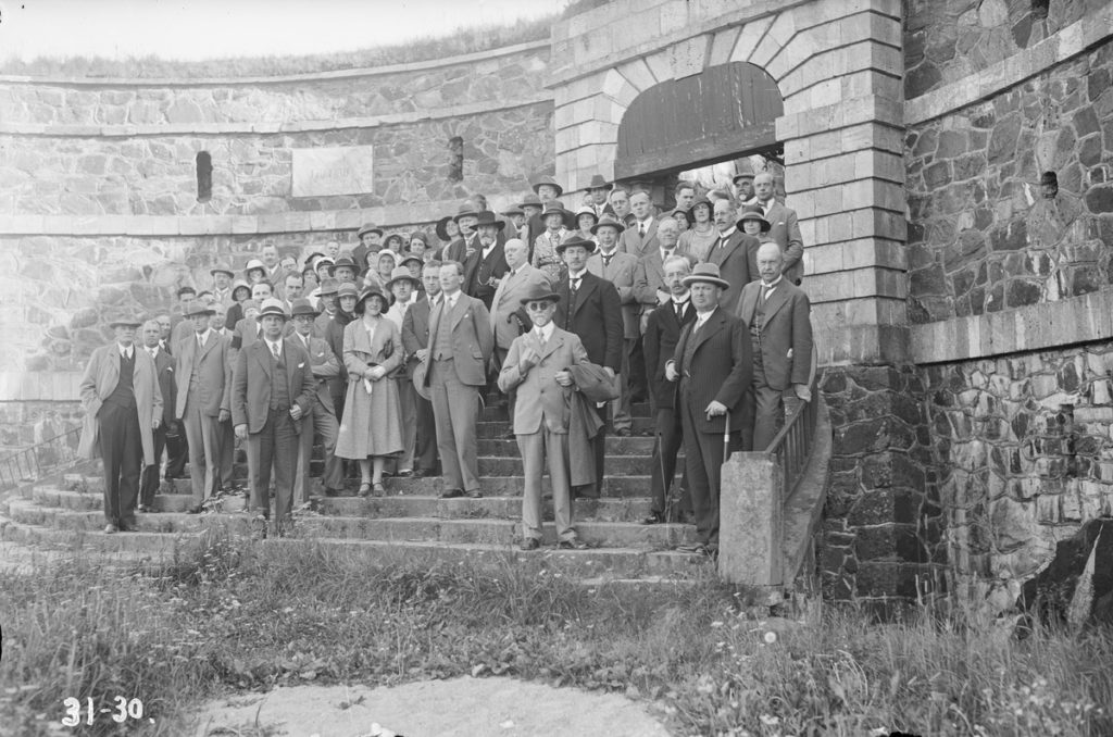 Svartvit gruppbild framför Kungsporten på Gustavssvärd. 