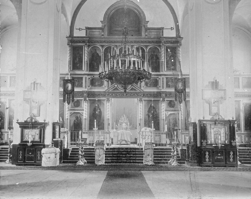 Svartvit bild av ortodox altarinteriör i Sveaborgs kyrka innan renoveringen. 