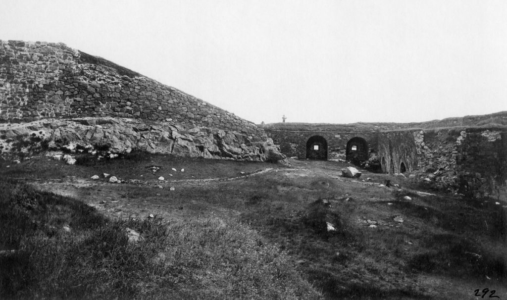 Svartvit bild av slitna befästningar på Gustavssvärd. 