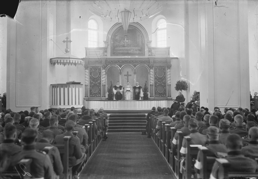 Svartvit bild av lutheransk altarinteriör i Sveaborgs kyrka under invigning. 