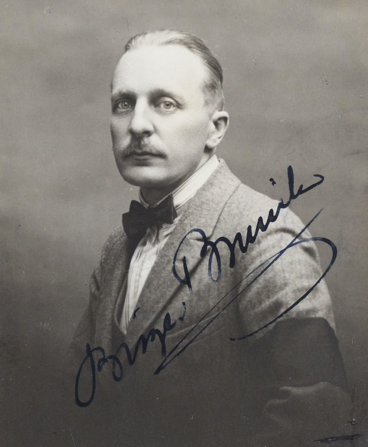 Svartvit porträttbild av arkitekt Briger Brunila med hans signatur.