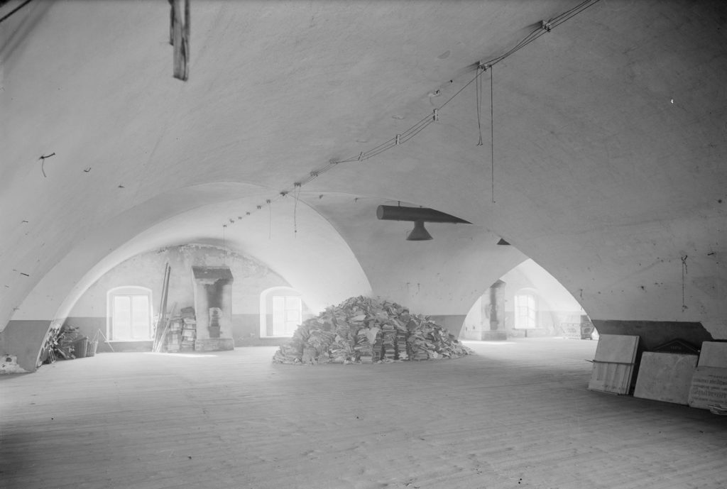 Svartvit bild av uppstädat inomhus utrymme på Sveaborg. 