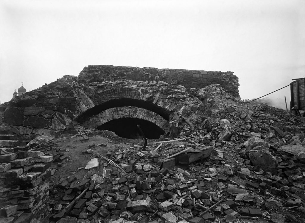 Svartvit bild av bombskadat fästningsverk.