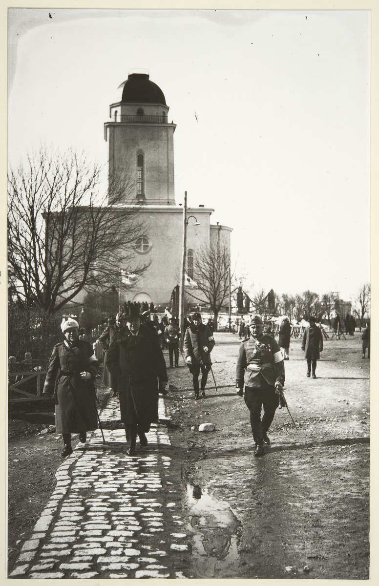 Svartvit bild av president Relander i förgrunden och den nya kyrkan i bakgrunden. 