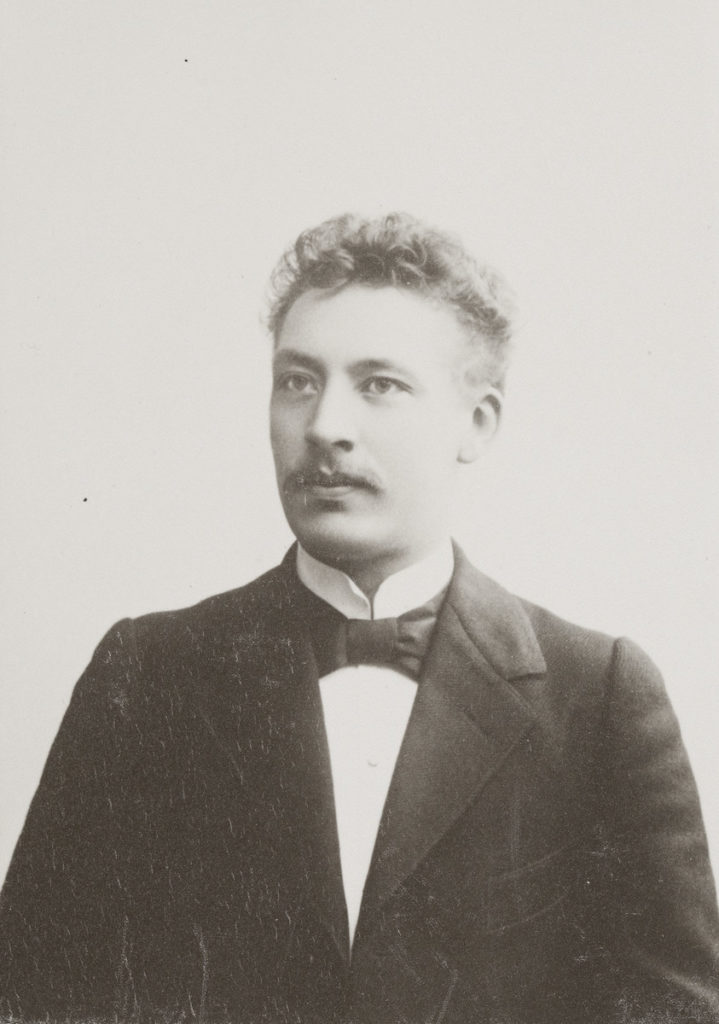 Svartvit porträttbild av Juhani Rinne.