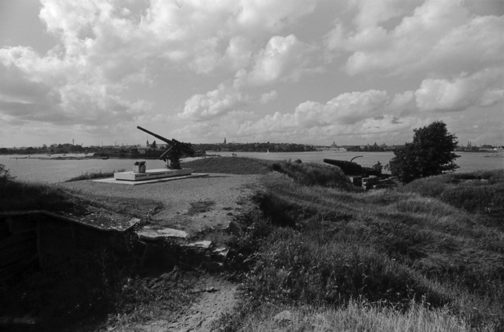 Klippor mot hav, en luftvärnskanon.