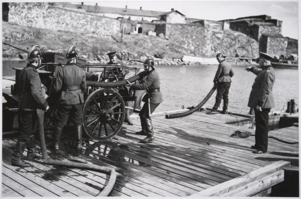 Sveaborgs brandkår på en brygga med en vattenpump