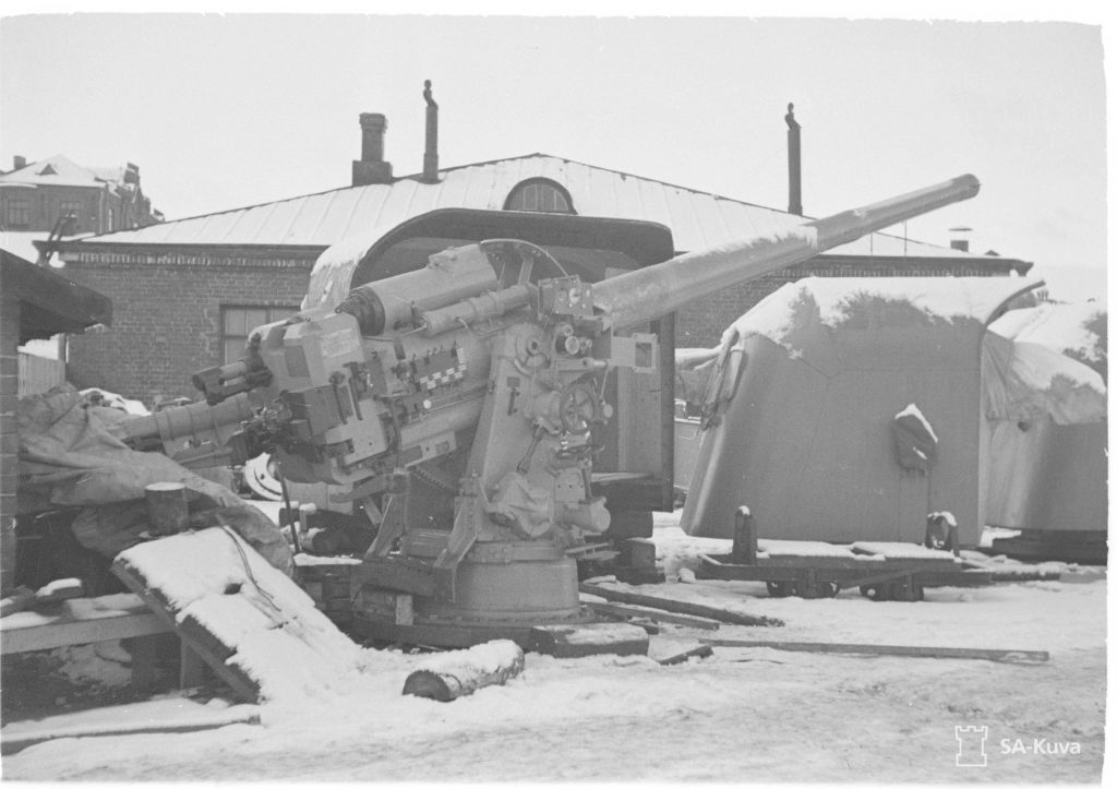 artilleripjäs står utomhus i snö