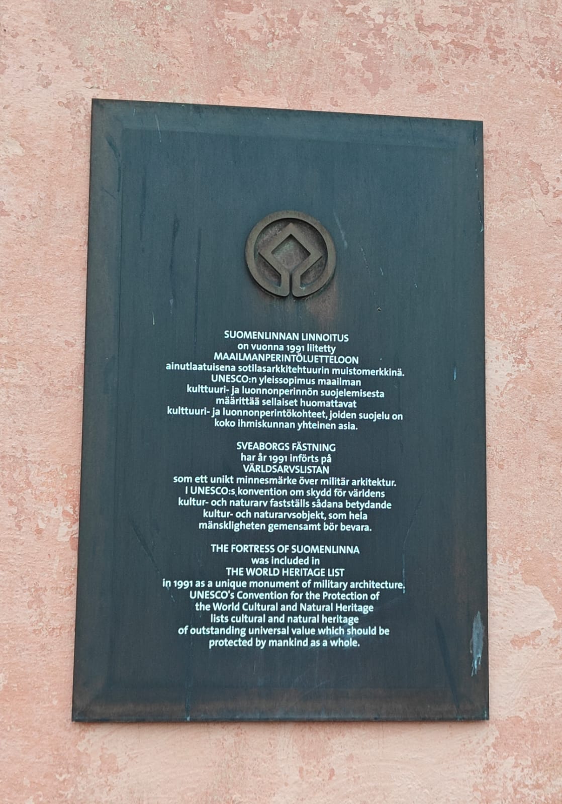 Bild tagen av Casper Widd 11.12.2025, föreställer UNESCO-plakett på Sveaborg.