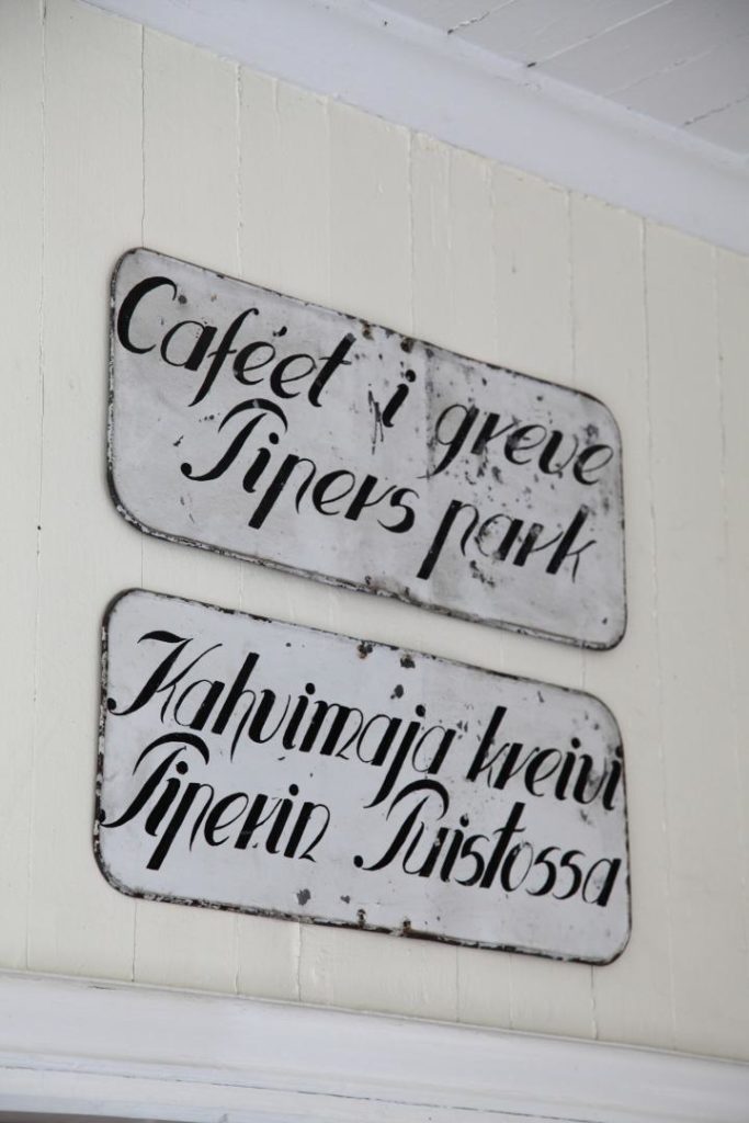 Café Pipers gamla skyltar fotograferade 2010.