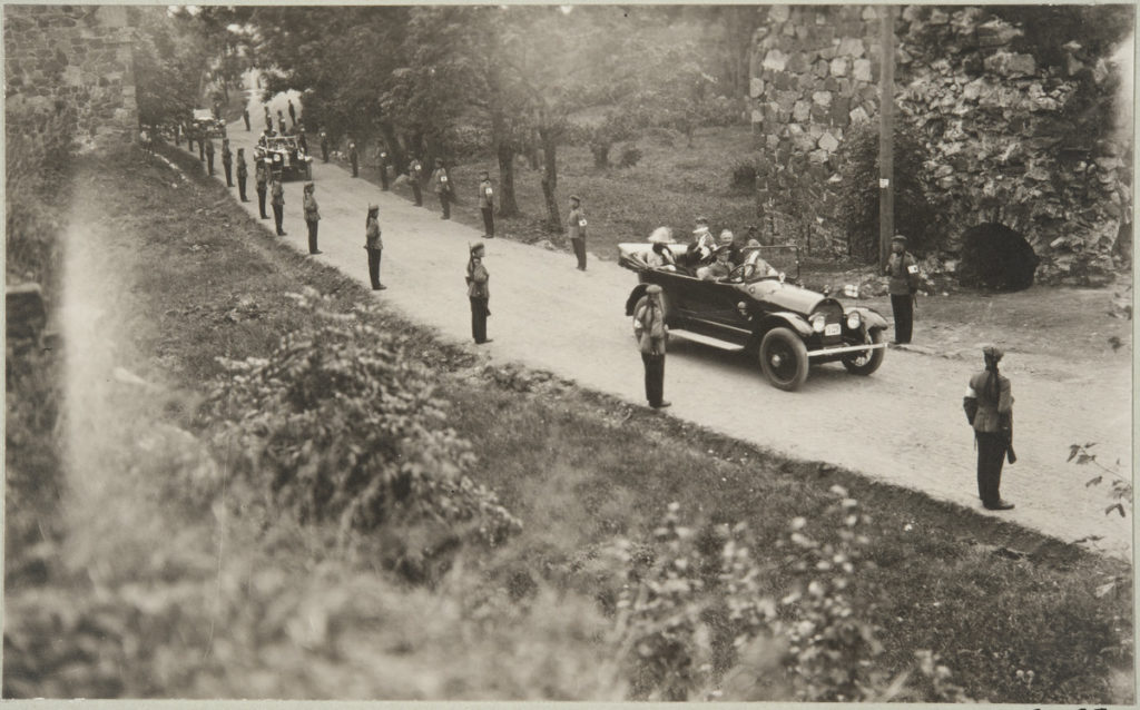 Bil och hedersvakt, historisk bild 1920-tal