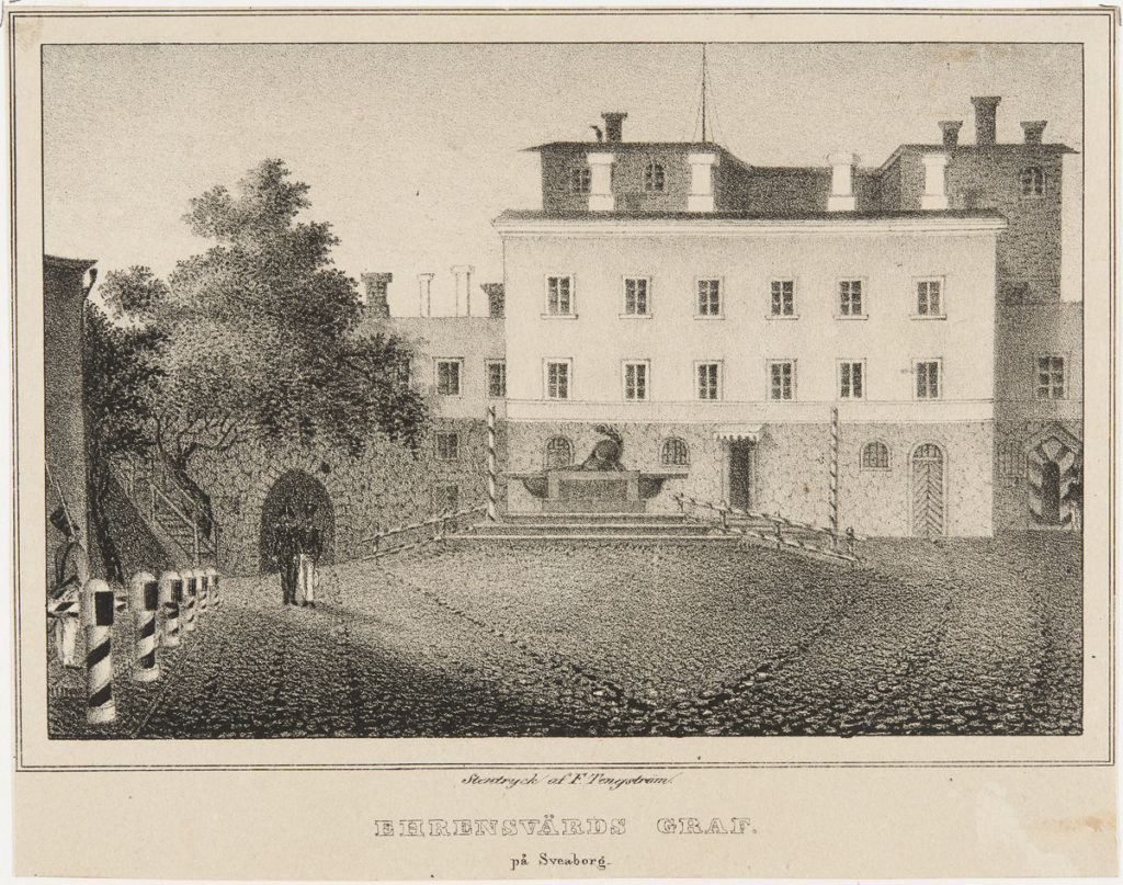 Gammal gravyr, en öppen plats med en grav, till vänster träd til höger en vit byggnad.