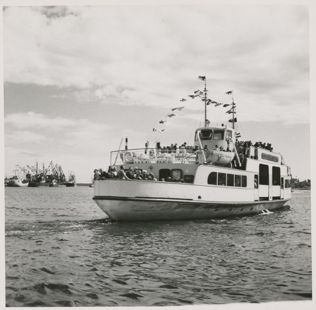 Passagerarfärja till sjöss dekorerad med vimplar. Svartvit bild.