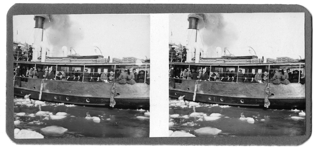 Två foton bredvid varandra av förbindelsebåt. Det är tidig vår med små isflak på vattnet. Historisk bild.