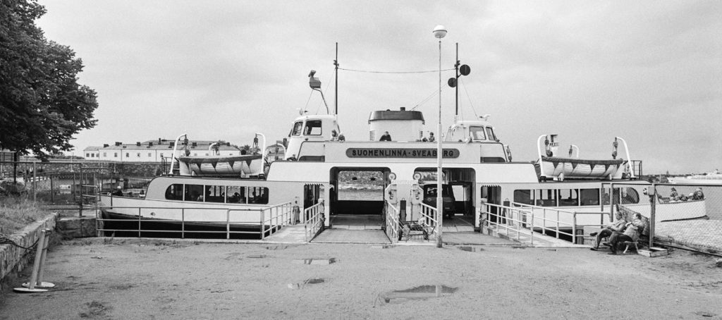 Passagerarfärja i hamnen.