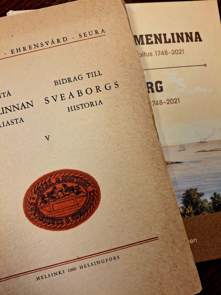 Två böcker snett på varandra.