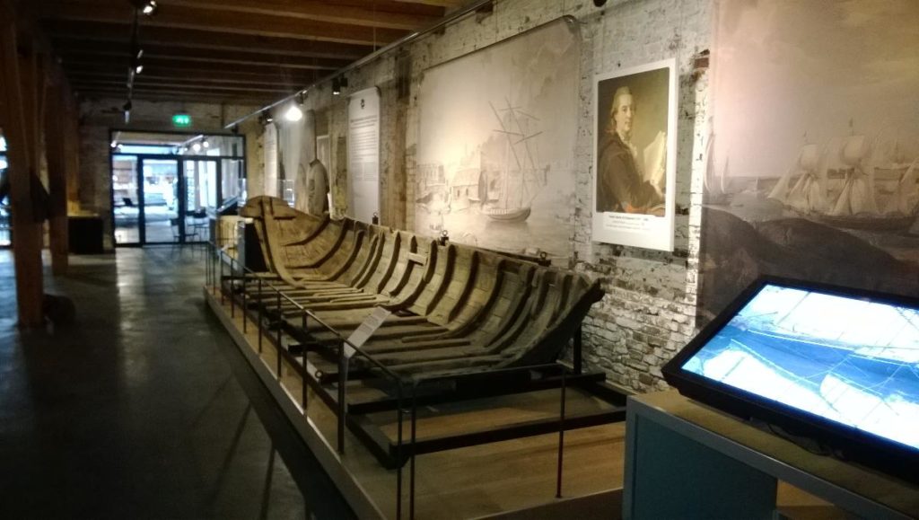 lämningar av gammalträbåt i ett museum